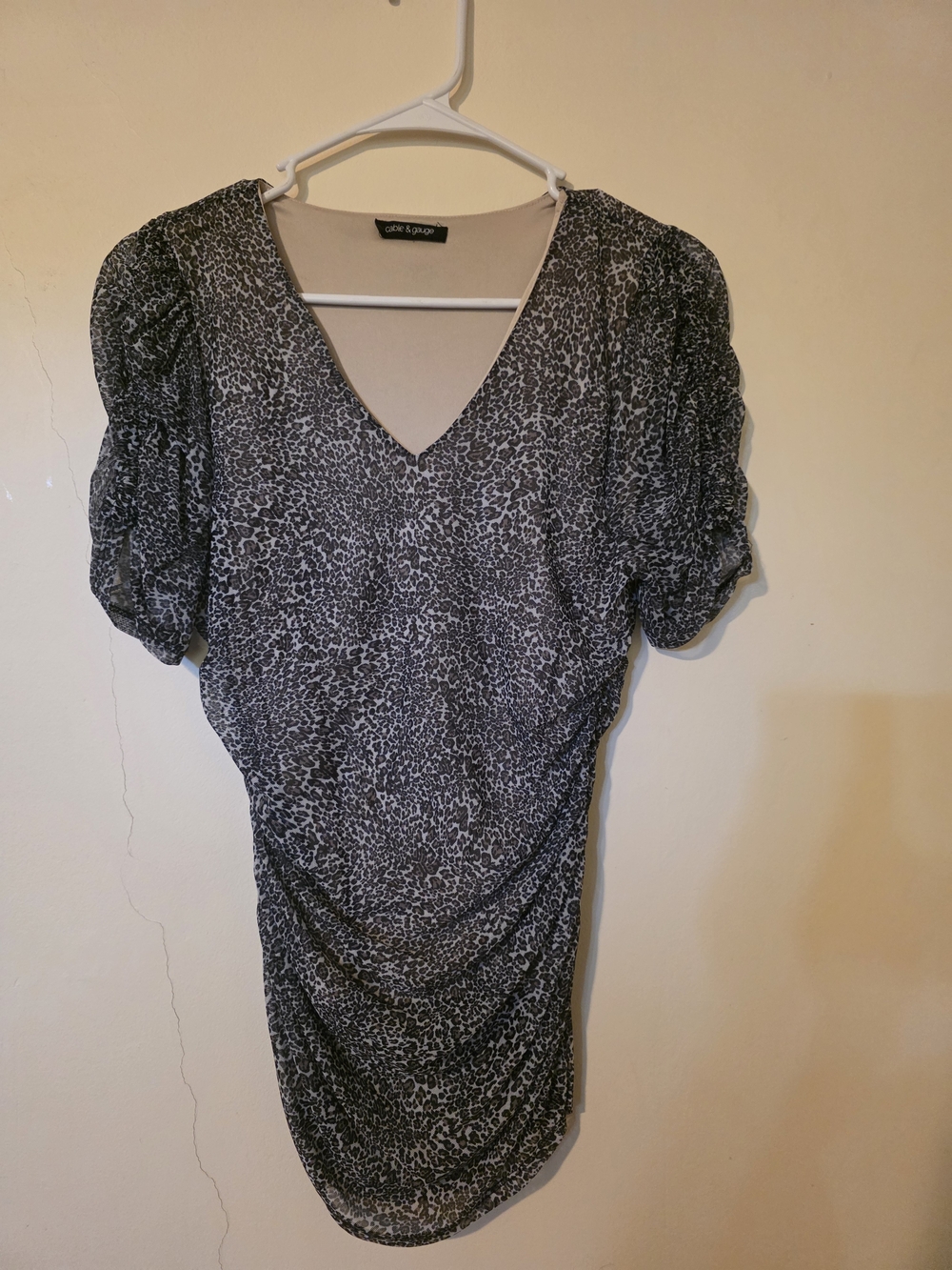 Cable & Gauge Black and White V-Neck Printed Dress Shirt with Puff Sleeves